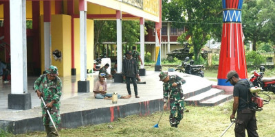 Jaga Kebersihan Sarana Umum, Koramil Biak Kota Gelar Karya Bakti Bersihkan Gedung Amphiteater