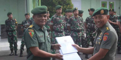 Kasmenarmed 2 Kostrad Bagikan Buku Pedoman Bahasa Inggris Kepada Prajurit Putra Yudha