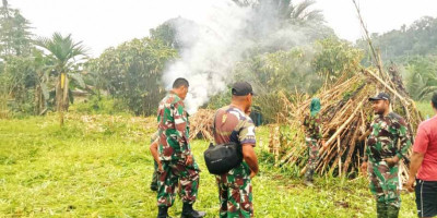 Koramil 1708 Supiori Selatan Bersihkan Lahan Kosong untuk Ketahanan Pangan