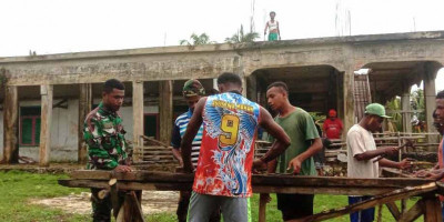 Ingatkan Keselamatan Bekerja, Babinsa Bersama Warga Bangun Rumah Ibadah