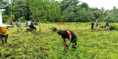 Babinsa Bersama Warga Bersihkan Lingkungan Tugu Injil Masuk Distrik Biak Utara