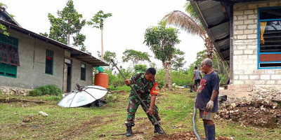 Bantu Masyarakat Dapatkan Air Bersih, Babinsa Biak Timur Bersama Warga Gali Saluran Pipa Air