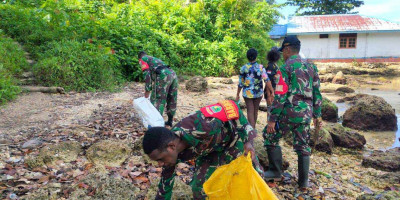 Babinsa Bantu Kelompok Masyarakat Membersihkan Pantai Wardo Sup