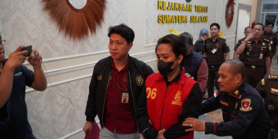 Tim Tabur Kejati Sumsel Mengamankan DPO Tersangka  AT Dugaan Korupsi Dana Nasabah Bank Plat Merah