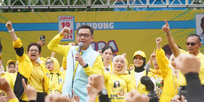 Senam Geuilis Gemoy Heboh di Grand Ball Room Sudirman Bandung, Nurul Arifin Tebar Hadiah