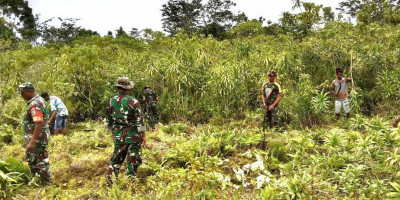 Wadanramil Bersama Babinsa dan Masyarakat Membuka Lahan Untuk Ketahanan Pangan