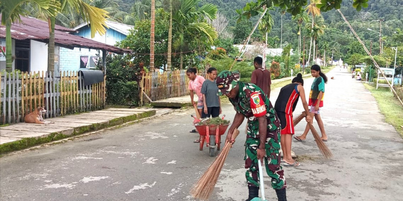 Babinsa Bersama Warga Gotong-Royong Bersihkan Kampung Warbefondi
