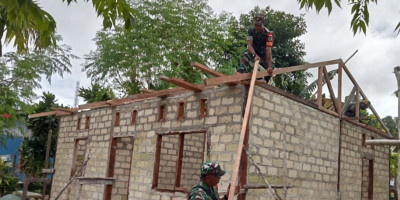 Tingkatkan Kebersamaan, Babinsa Bantu Pemasangan Rangka Atap Rumah Warga