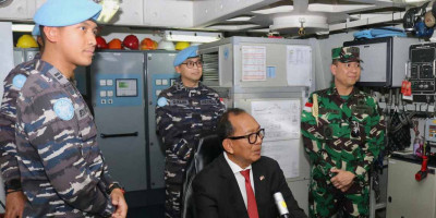 Haru dan Bangga, Dubes LBBP RI Muscatt Sambut KRI Frans Kaisiepo-368 di Port of Salalah, Oman