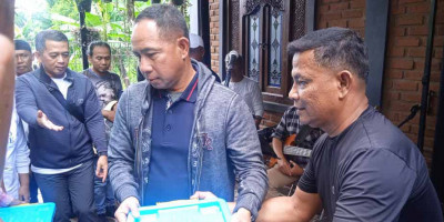Panglima TNI Bagikan 300 Paket Sembako Untuk Pesantren dan Masyarakat