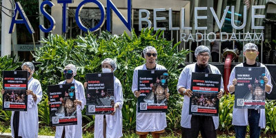 Dandan ala Tamu Hotel, Aktivis AFFA Gelar Protes di Depan Hotel Aston