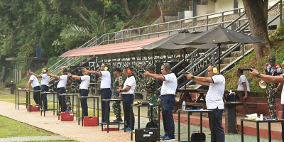 Dankormar Pimpin Latihan Menembak Pistol