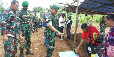 Hadiri Panen Bawang Merah, Dandim 1708/BN Borong Hasil Kebun Petani