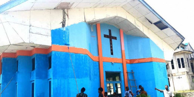 Bangun Keakraban, Babinsa Gotong-Royong Bersama Warga Pengecatan Gereja