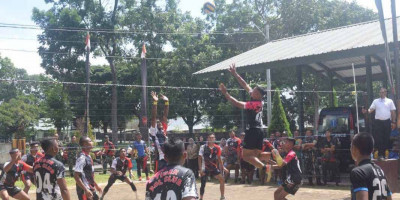 Baterai Tempur Xander Sabet Juara 1 Lomba Voli HUT Yonarmed 1 Kostrad