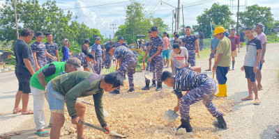 TNI AL Bersama Masyarakat Gotong Royong Perbaiki Jalan Desa Penfui Timur - Kupang