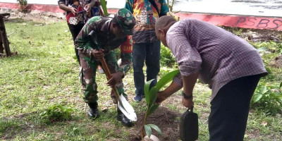 Babinsa Bersama Kapolsek dan Aparat Kampung Melaksanakan Penghijauan di Wilayah Binaan