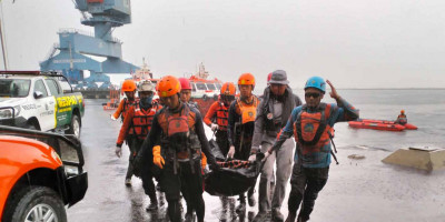 Bakamla RI Evakuasi Korban Kapal Terbalik di Muara Kalibaru, Jakarta Utara
