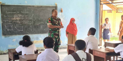 Babinsa Berikan Materi Wasbang Kepada Siswa-Siswi SMP N 4 Biak Utara