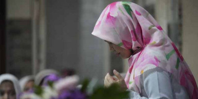 Atikoh Ganjar Bareng Relawan Santri Jombang Berdoa Mengetuk Pintu Langit
