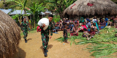 Warga Meninggal, Satgas Yonif 721 Berduka