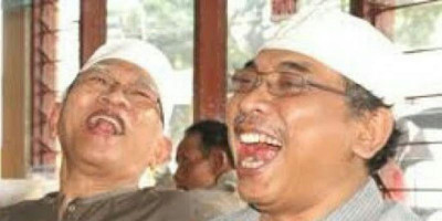 Sudah Saatnya Gus Mus Turun Gunung, Jewer Kuping Gus Yahya
