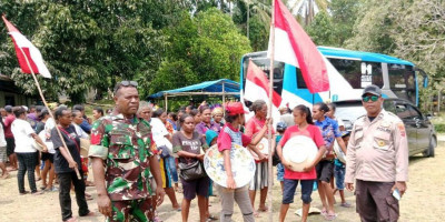 Sukseskan Acara Adat, Babinsa Posramil Biak Timur Kawal Prosesi Penyerahan Mas Kawin Masyarakat di Wilayah Binaan