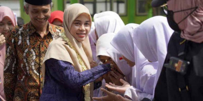 Lantunan Sholawat Sambut Kedatangan Atikoh Ganjar di Pesantren Kempek Cirebon
