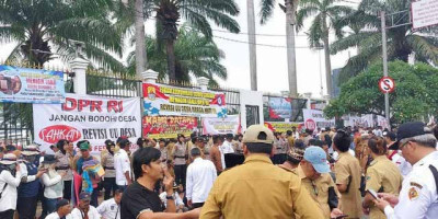 Demo Apdesi Ricuh, Jebol Pintu Pagar Gedung DPR RI 