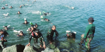 Prajurit Batalyon Intai Amfibi 3 Marinir Laksanakan Renang Laut