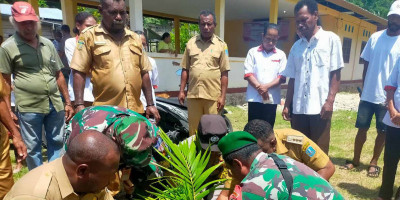 Dukung Program Penghijauan, Babinsa Bersama Aparat Kampung Tanam Pohon Palem