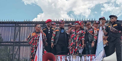 Aksi Damai Laskar Merah Putih, Tolak Pemakzulan Presiden RI