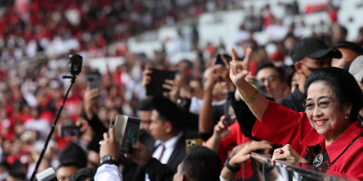 Kampanye Akbar di Stadion GBK, Megawati Memukul ‘Kentongan Kewaspadaan’