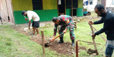 Peduli, Babinsa Posramil BT Bantu Pasang Boplang Pondasi Rumah Warga Binaan
