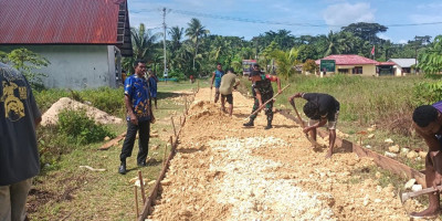 Mudahkan Akses Warga, Babinsa Bantu Pembuatan Jalan Menuju TPU Kampung Waryei