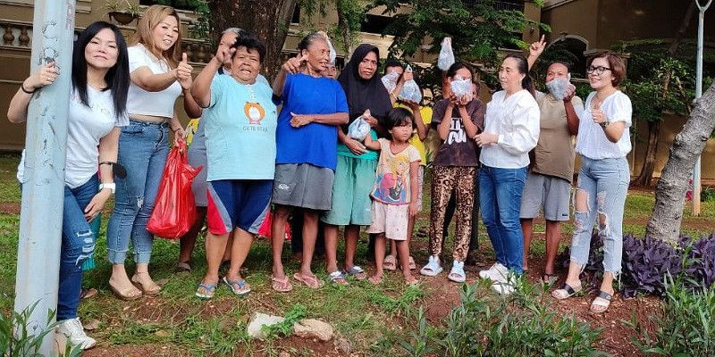 Komunitas Rumpies Bagikan Nasi Bungkus untuk Kaum Marginal