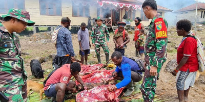 Di Acara Bakar Batu, Babinsa Koramil Jila Ajak Warga Masyarakat Jila Jaga Kamtibmas 