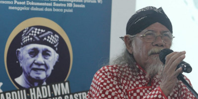 Prof. Abdul Hadi WM: Perjalanan Pemikiran yang Mencerahkan Dunia Sastra Indonesia