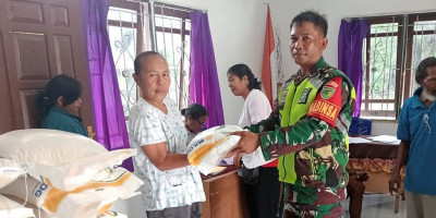 Babinsa Mendampingi Penyaluran Bantuan Pangan Beras dari Pemerintah