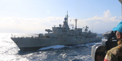KRI Diponegoro-365 Laksanakan Mail Bag Transfer Exercise Dengan HS Limnos F-451 Di Laut Mediterania