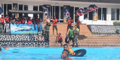 Adu Ketangkasan Antar Baterai, Yonarmed 1 Kostrad Laksanakan Pertandingan Renang Dasar