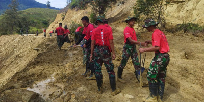 Longsor di Distrik Balingga, Yonif 721/Makkasau Ambil Langkah Sigap