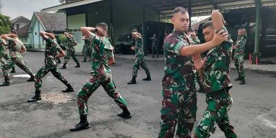 Bekali Pertahanan Tubuh Prajurit Menarmed 2 Kostrad dengan Seni Bela Diri Militer