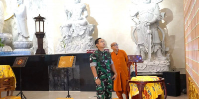 Jelang Imlek, Personel Kodim 1708/BN Bersihkan Vihara Buddha Dharma Biak