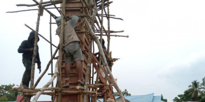 Manunggal dengan Rakyat, Babinsa Posramil Biak Timur Bantu Pengecoran Tiang Gapura Kantor Distrik