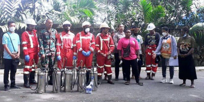 Babinsa Kuala Kencana Berantas Bibit Malaria Dengan Metode IRS