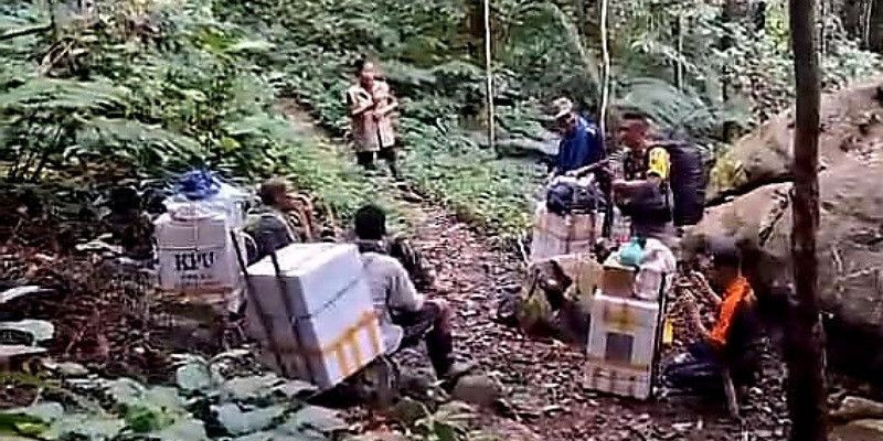 Tempuh Medan Berat Tiga Hari Jalan Kaki, Petugas Polri dan TNI Kawal Logistik Pemilu