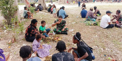 Danramil Tembagapura Beri Pesan Damai Saat Hadiri Acara Adat Bakar Batu