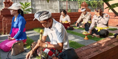 Umat Hindu di Sekitar Polres Sidoarjo Laksanakan Ibadah Tilem