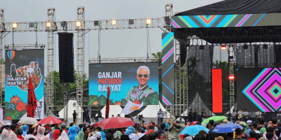 Hujan Berkah Imlek Guyur Kota Solo, Puluhan Ribu Orang Pendukung Ganjar-Mahfud Bertahan